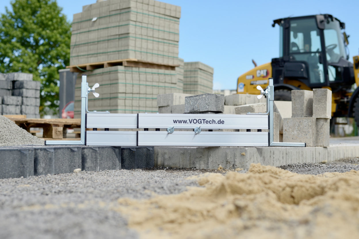 VOGTech Abziehschiene Typ H1 auf einer Baustelle wo gerade gepflastert wird